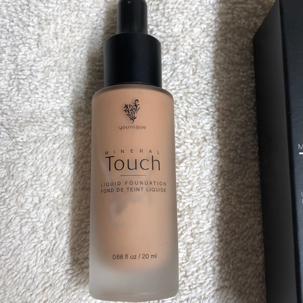 Chiffon younique mineral touch liquid foundation
